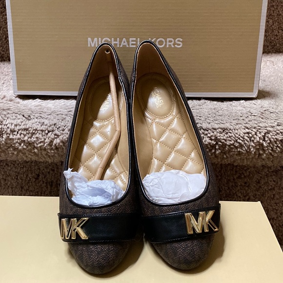 New MK Jilly Round Toe Ballet Flats shoes. Never worn. Comes with original box - Picture 2 of 9